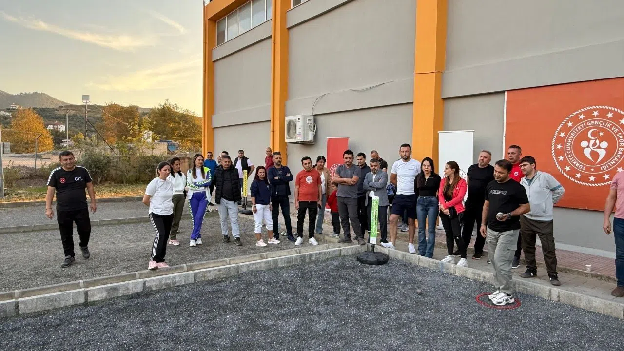 Geleneksel bocce turnuvası öğretmenleri bir araya getirdi