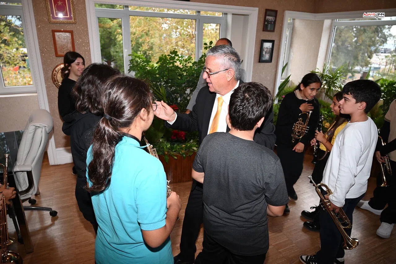 Öğretmenler Günü’nde müzikli sürpriz: İzmir Marşı’yla geldiler