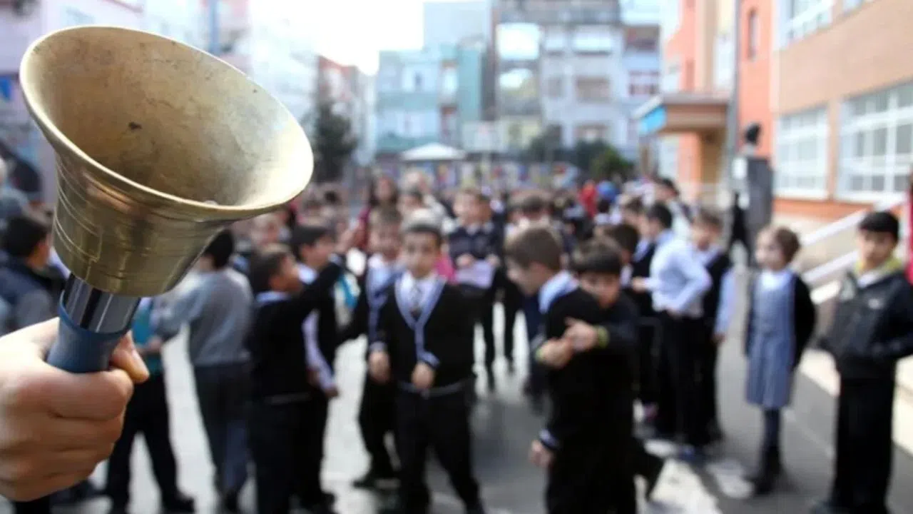 MEB 17 Kasım Pazartesi Günü Okullar Tatil mi