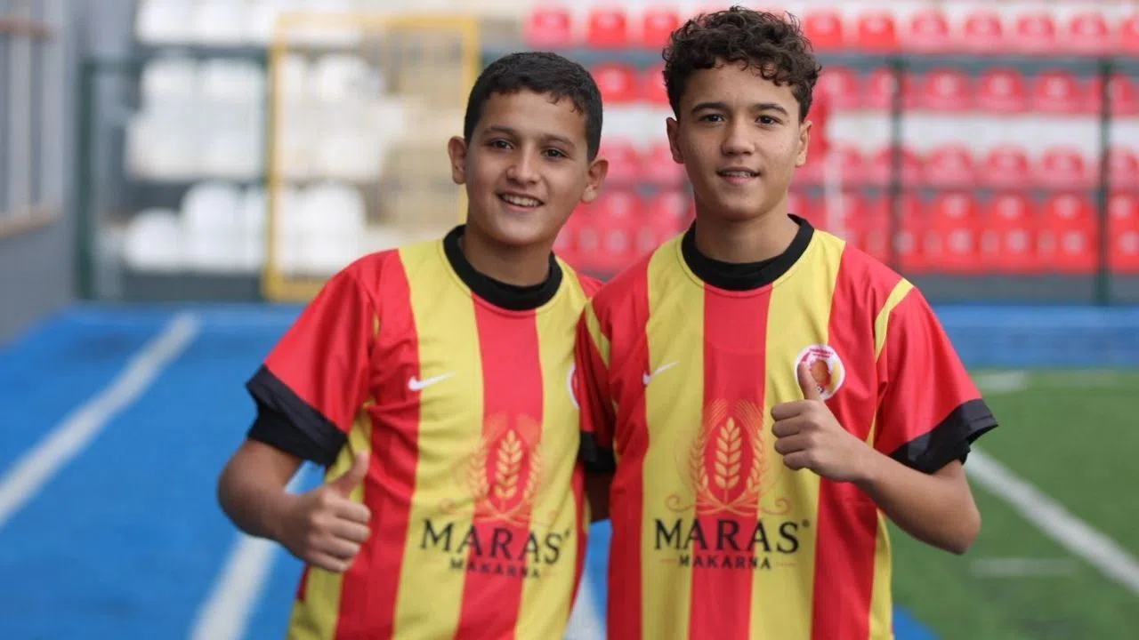 Onikişubat Spor Çocuklara Forma, Taraftarlara Kavurma Dağıttı