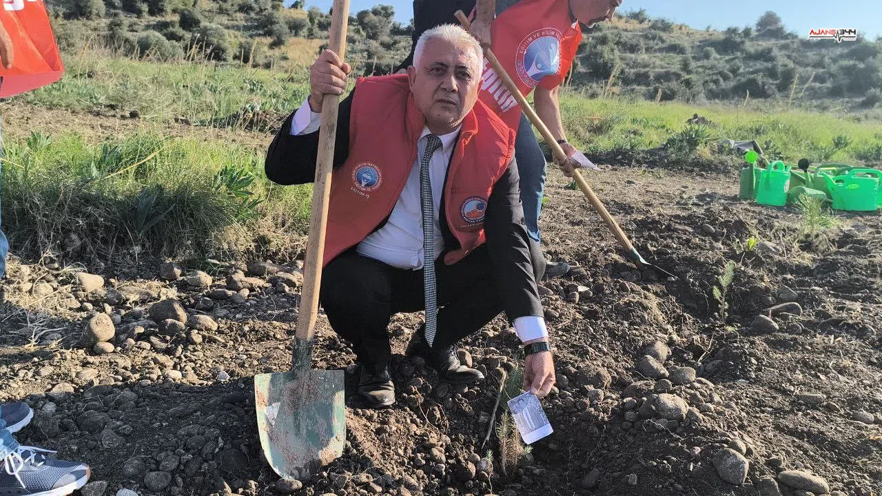 Osmaniye'de Şehit ve Depremde Kaybedilen Öğretmenler İçin Fidanlar Toprakla Buluştu