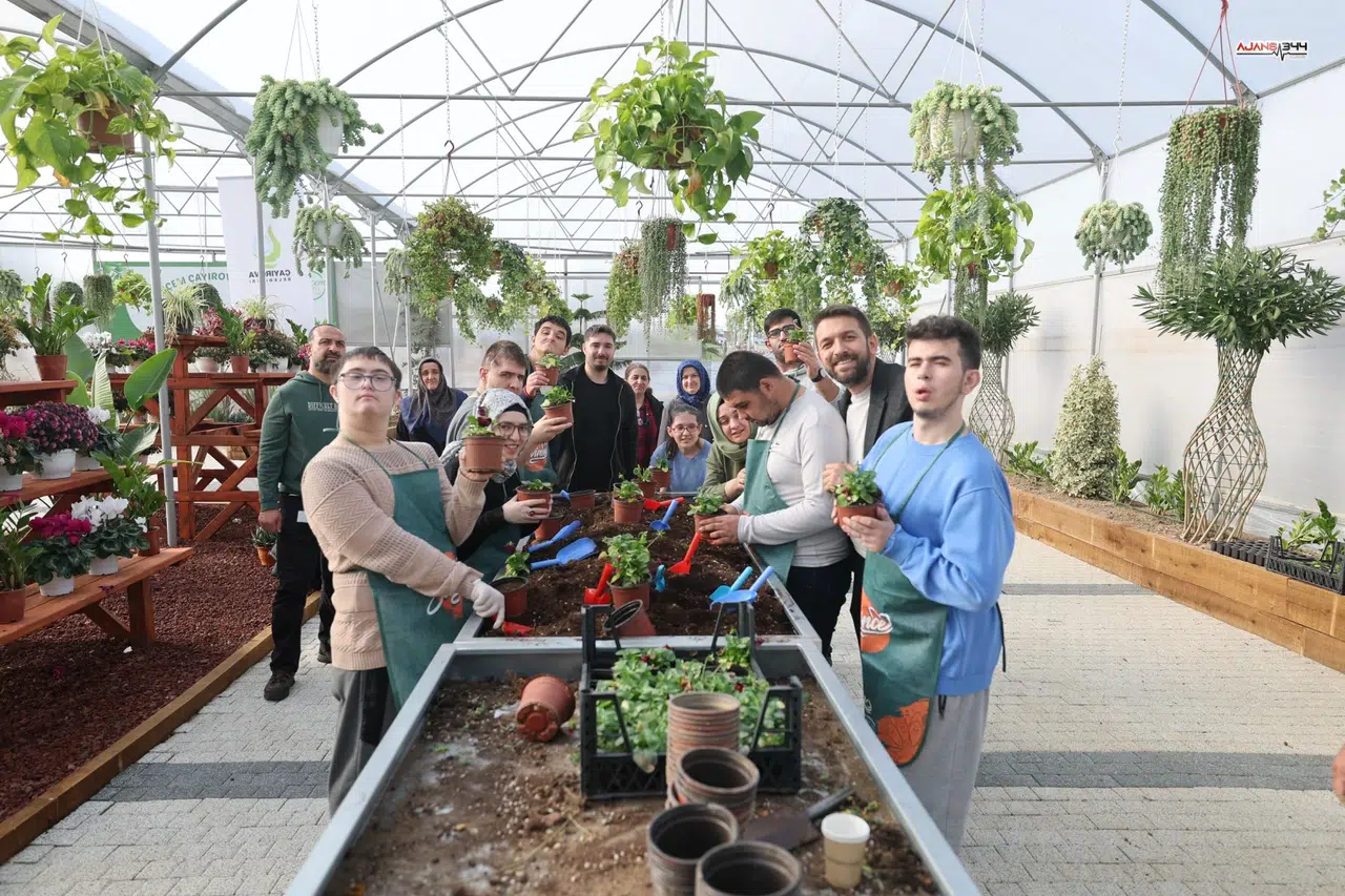 Özel bireyler toprakla buluştu: Elleriyla hasat yaptılar, menekşe ektiler