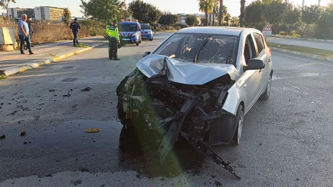 Palmiyeye Çarpan Araç Kulanılmaz Hale Geldi: 1 Yaralı