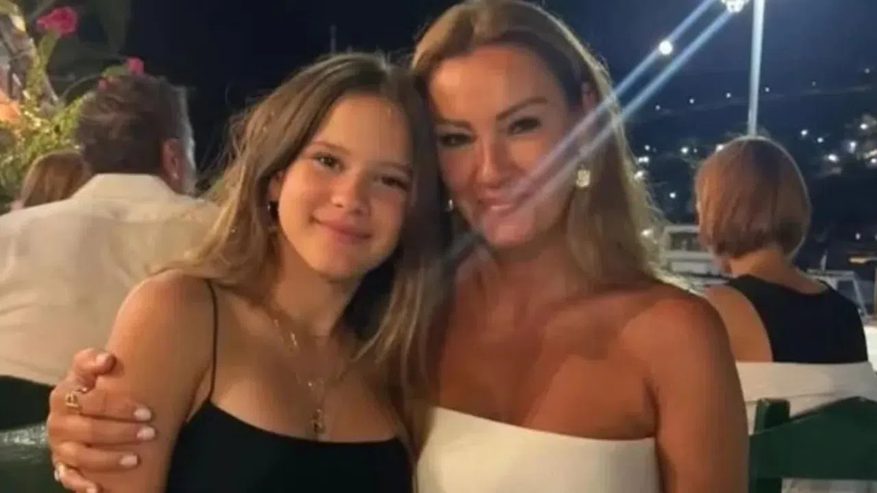 Pınar Altuğ'un Kızı Su Atacan Podyumdaki Performansıyla İlgi Odağı Oldu