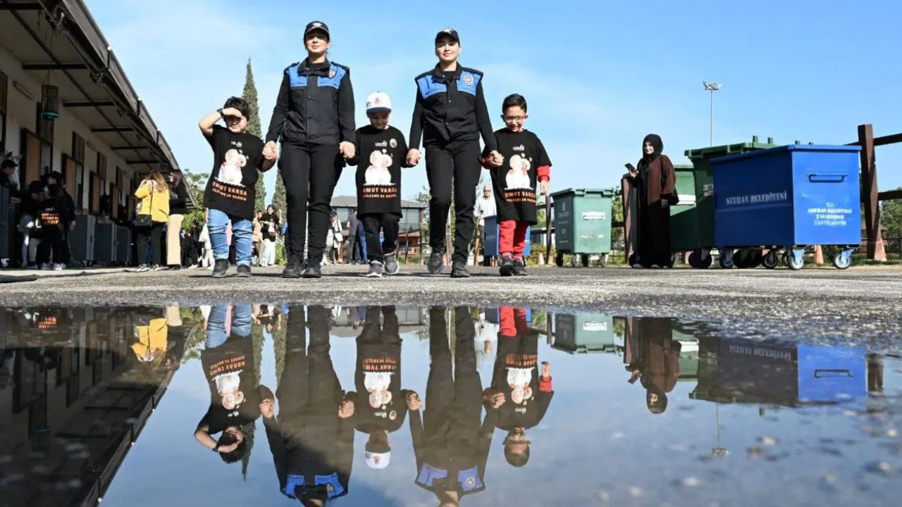 Polisler Lösemili Çocuklara Beraber Balon Uçurup Atlarla Buluştular