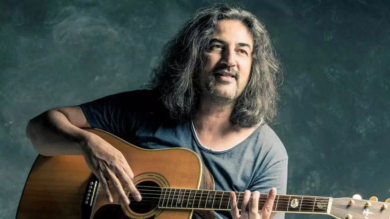 Sahnede yürekleri ağza getiren anlar! Ünlü şarkıcı Çelik bir anda yere yığıldı