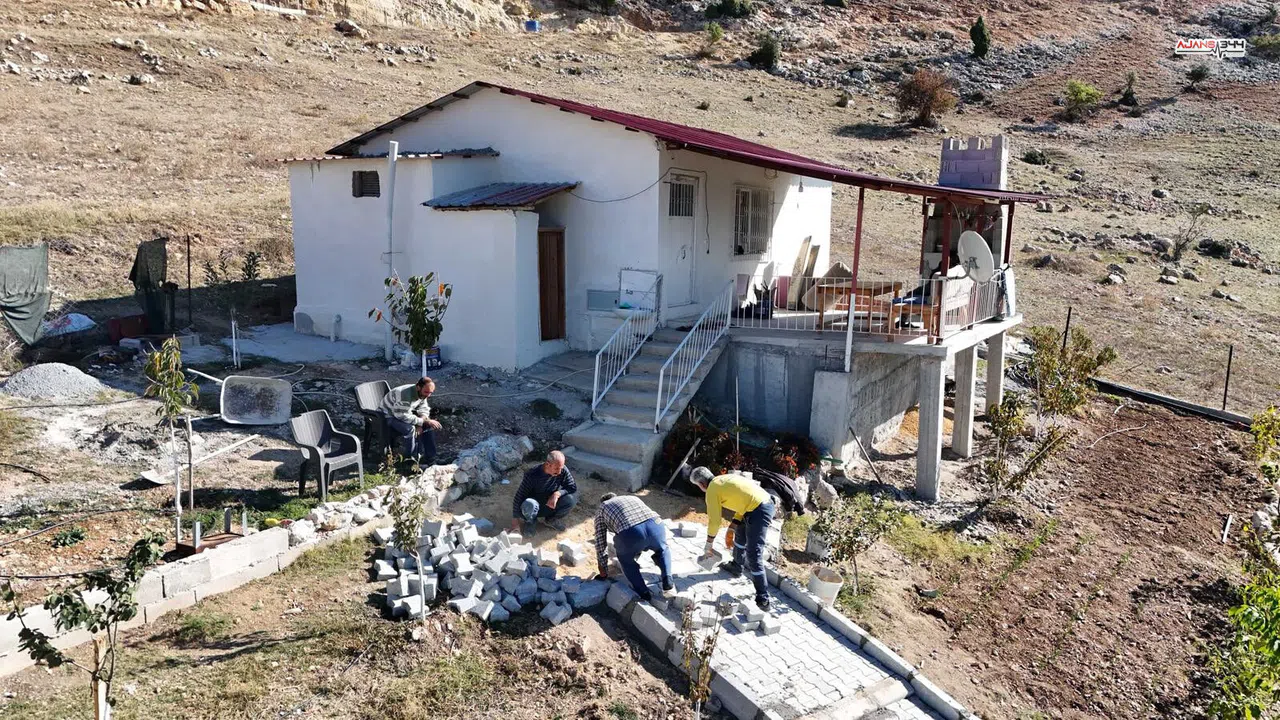 Tarsus’ta engelli birey için güvenli geçiş: Sokağa parke döşendi