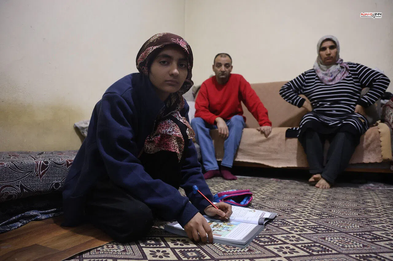 Tek odalı evde yaşayan Meryem’in hayali: Mavi boyalı, temiz bir oda