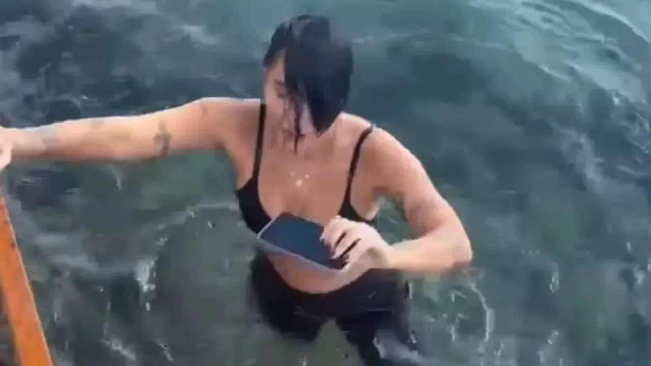 Yasemin Yürük Sahilde Telefonunu Denize Düşürdü