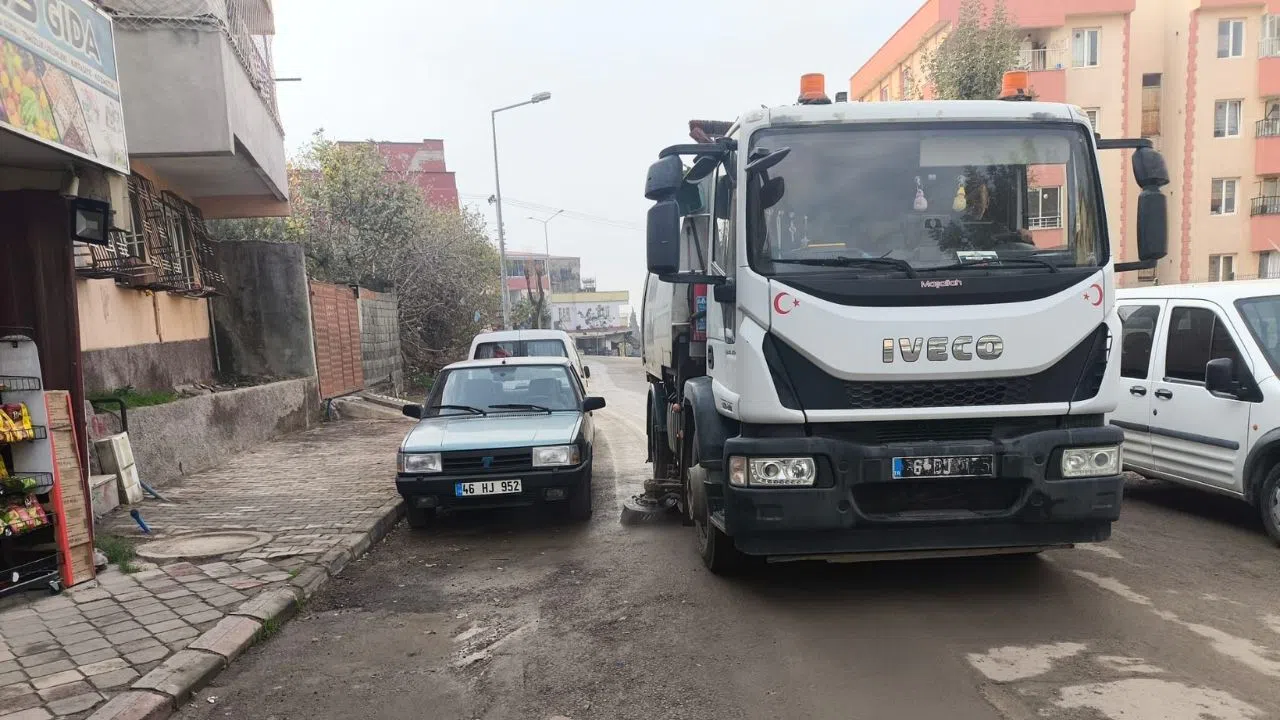 Kahramanmaraş'ta Belediye Ekipleri Sahada Temizlik Yaptı