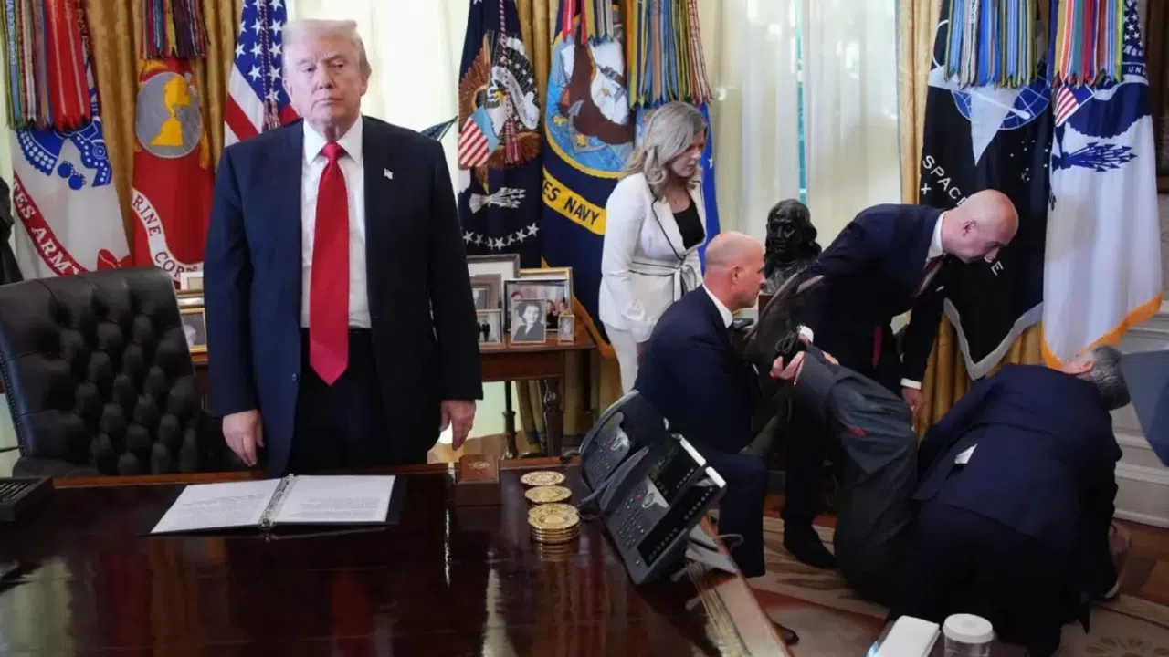 Trump'ın Basın Toplantısında Korkutan Anlar: Mehmet Öz İlk Müdahaleyi Yaptı