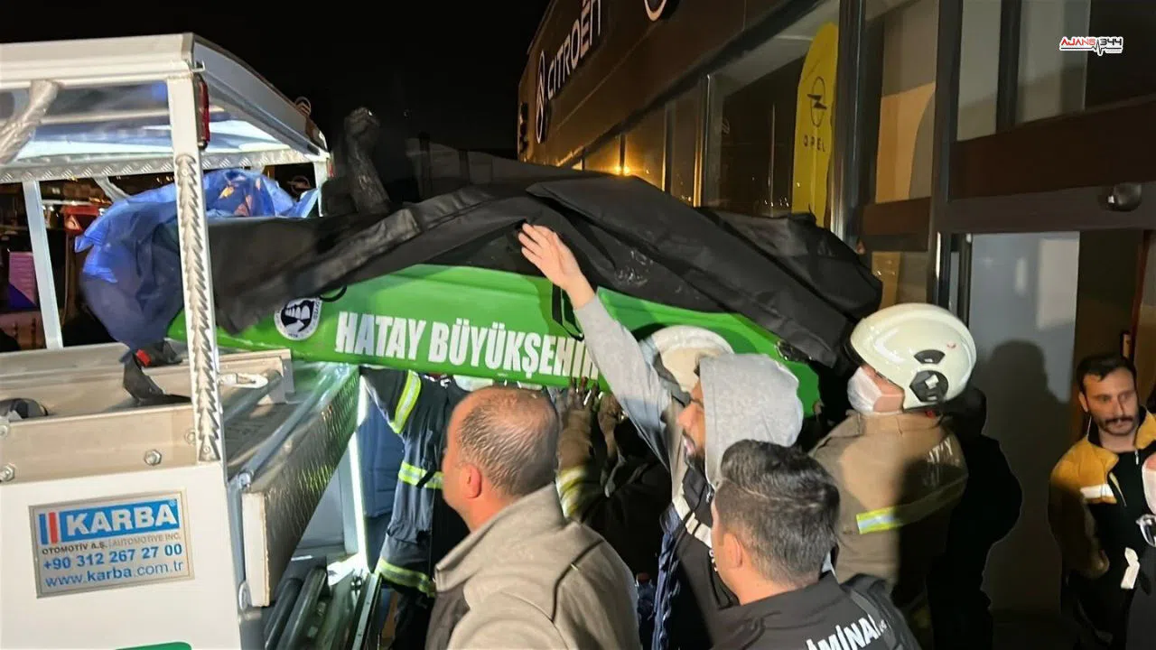 Yangından kaçmak isterken alevlerin içerisine giren 2 kişi yanarak can verdi