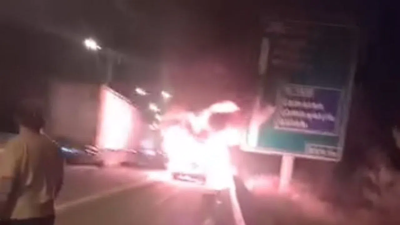 Otoyolda Yangın: Alevler İçinde Kalan Araç İşe Yaramaz Duruma Geldi