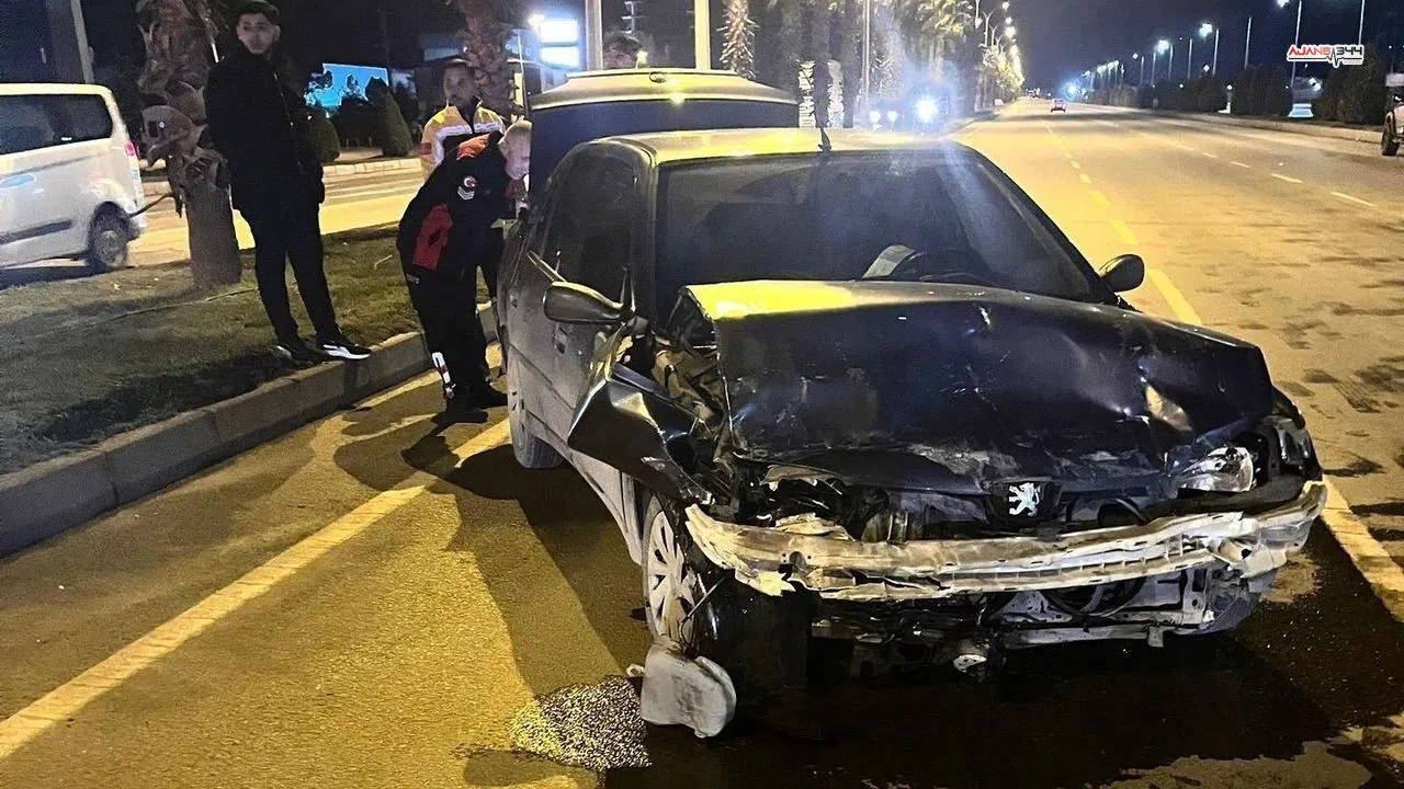 Kahramanmaraş'ta iki araç çarpıştı,: 1'i ağır 4 kişi yaralı