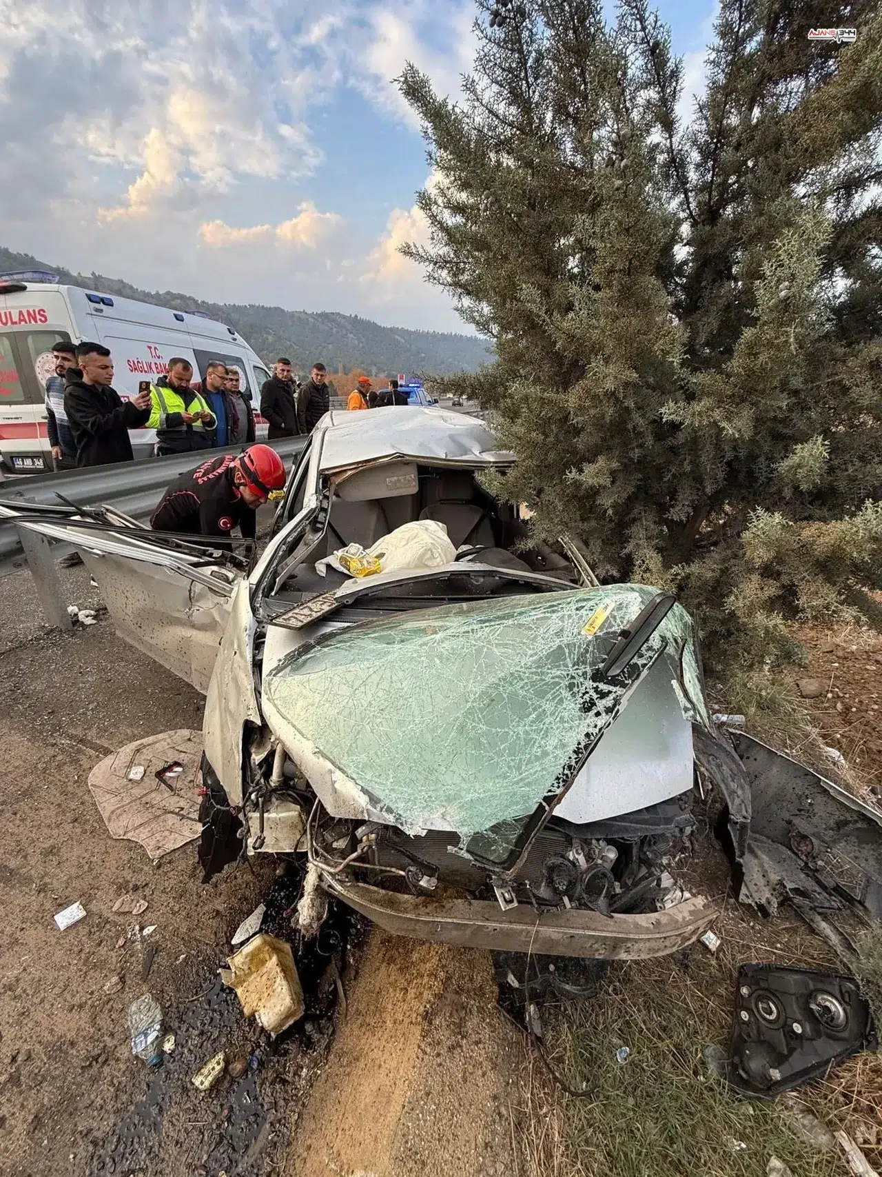 Kahramanmaraş’ta Otomobil Bariyerlere Çarptı: 2 Kişi Yaralandı