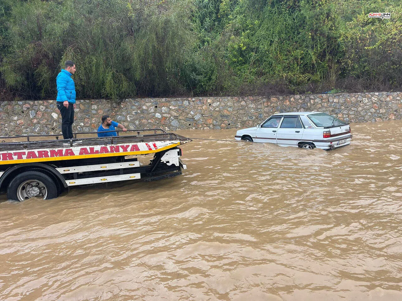 Alanya D-400 karayolunda araçlar mahsur kaldı: Ulaşım durma noktasında