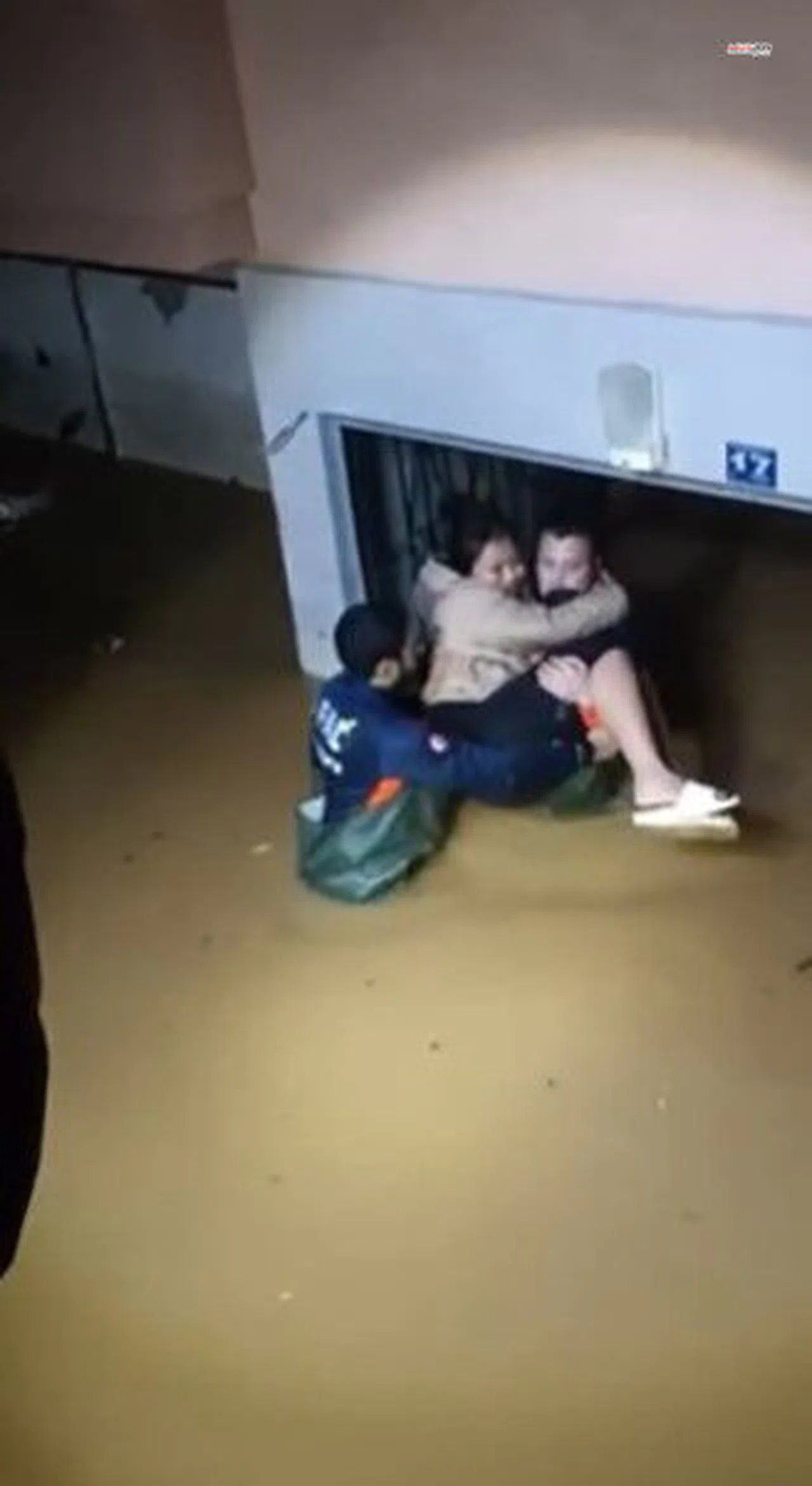 Alanya’da sağanak sonrası evinde mahsur kalan kadın kurtarıldı