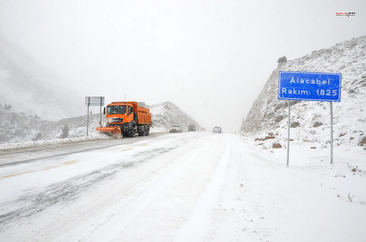 Antalya Alacabel’de kar yağışı etkili oluyor: Kar kalınlığı 10 santimetreyi buldu