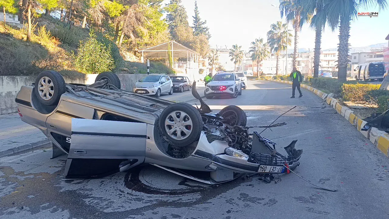 Antalya Manavgat'ta otomobil virajı alamadı: Direğe çarpıp takla attı, 2 yaralı