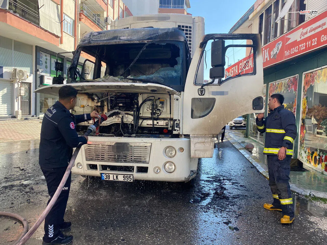 Antalya Serik’te park halindeki kamyon alev aldı