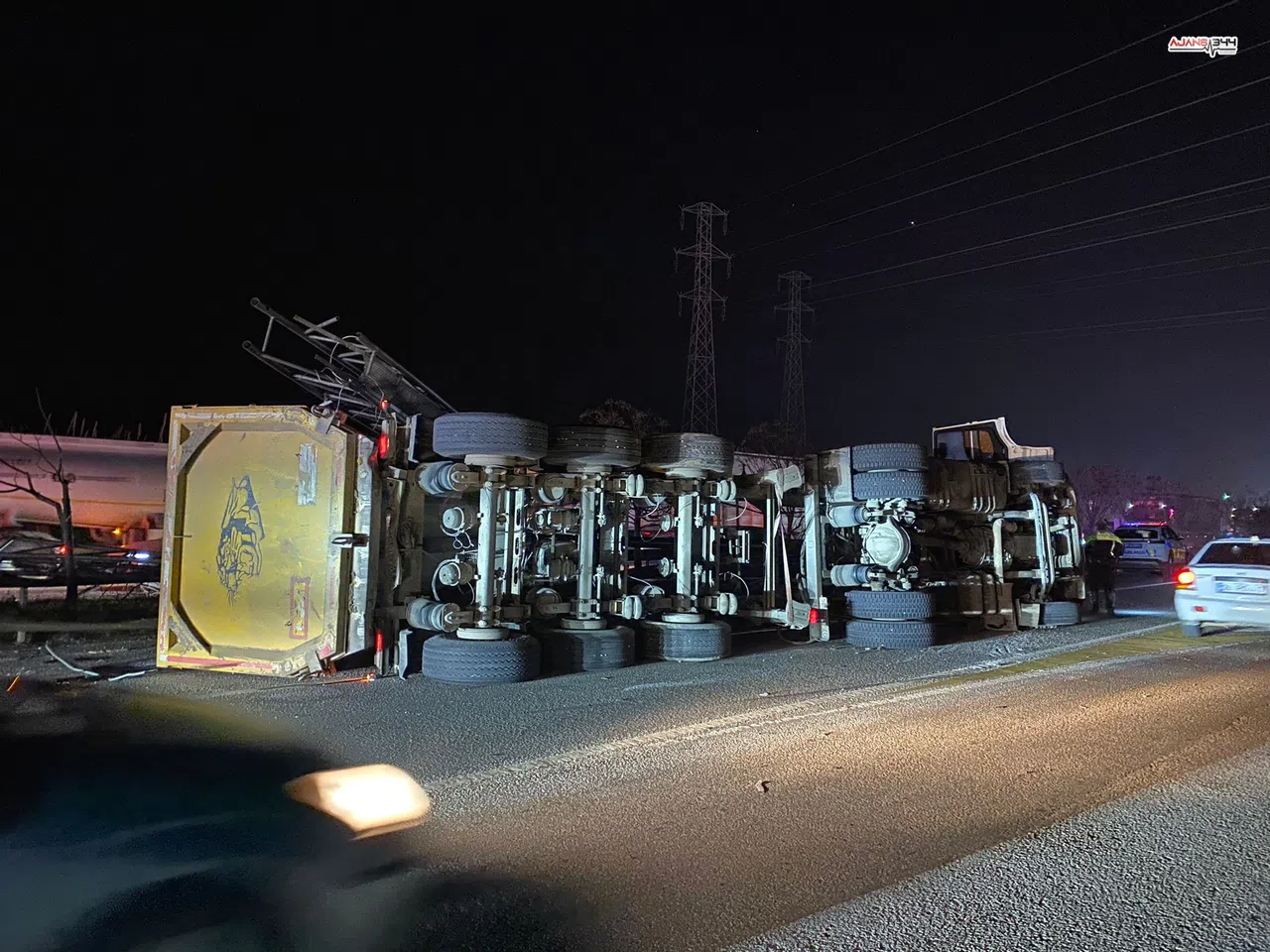 Antalya’da Tır EDS Direğine Çarptı