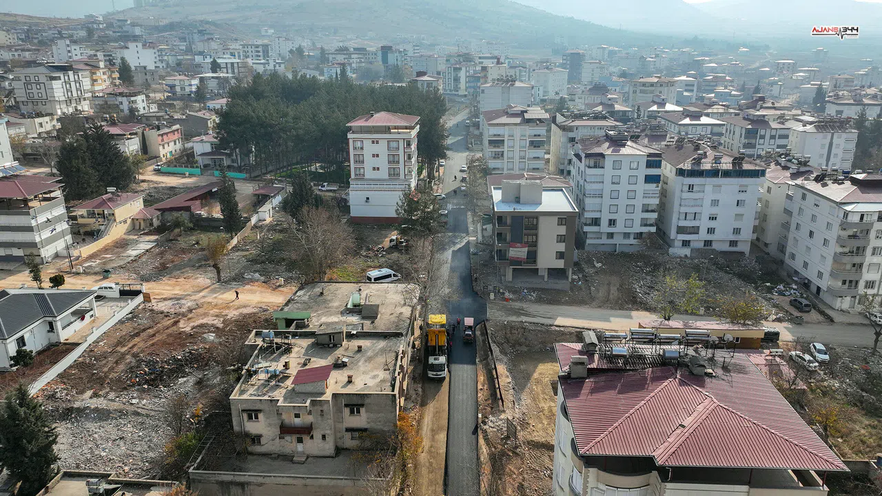Kahramanmaraş Büyükşehir Belediyesi, Pazarcık Atatürk Caddesi’ni asfaltlıyor