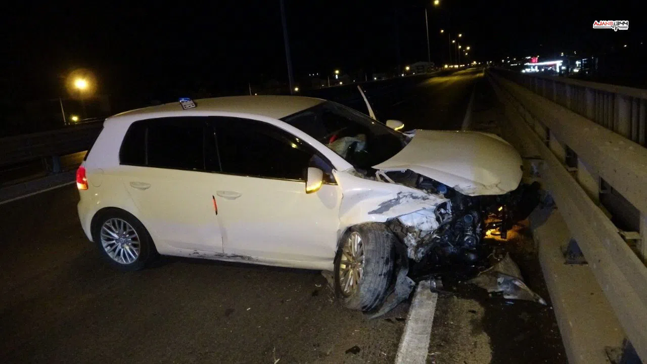 Köprülü kavşakta kontrolden çıkan otomobil bariyerlere çarptı