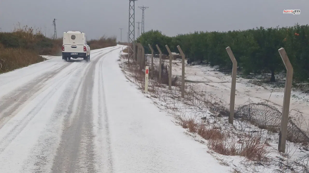 Yağan dolu ile yollar ve tarlalar beyaza büründü
