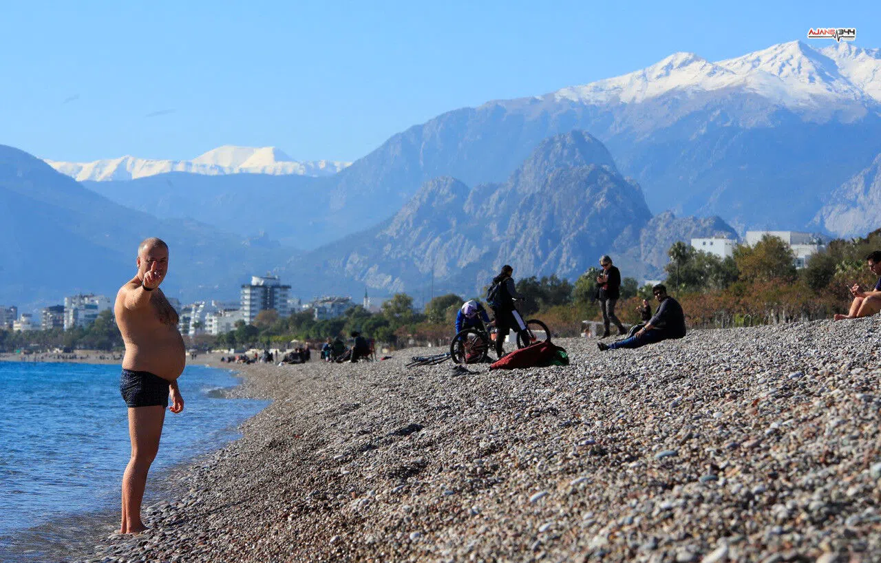Türkiye kara teslimken Antalya’da deniz keyfi sürüyor
