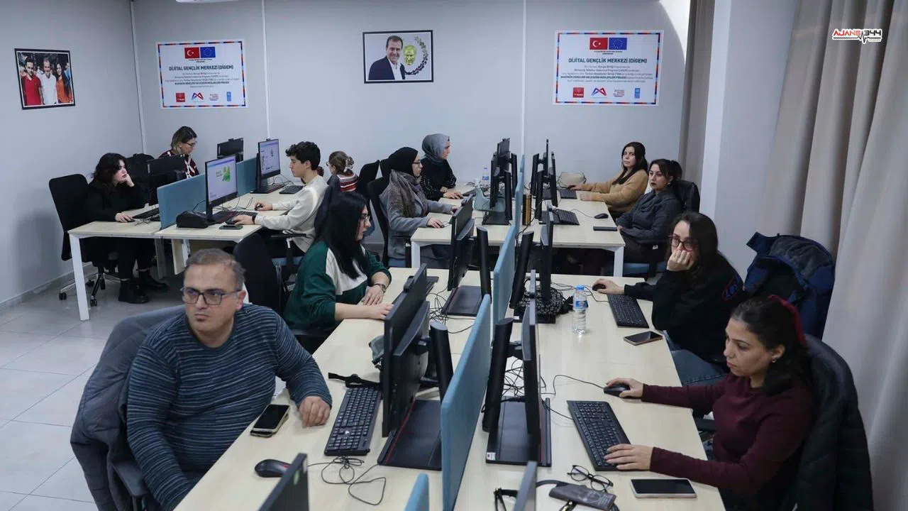 Gençler için ücretsiz dijital tasarım kursu başladı