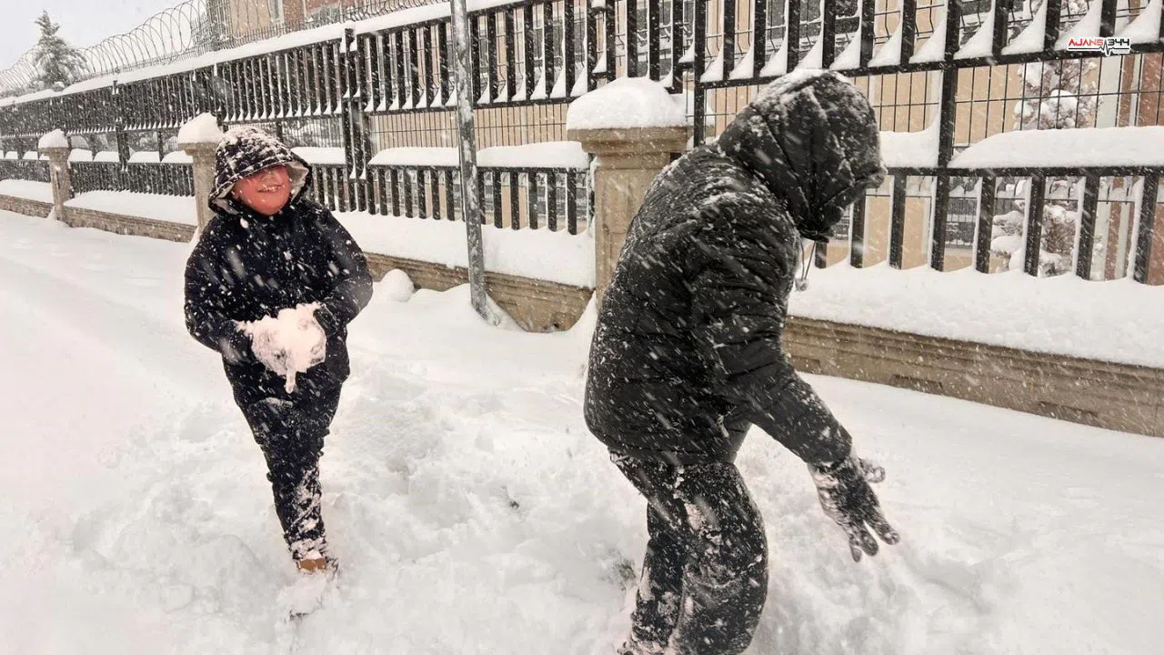 Kahramanmaraşlı çocuklar kar sevinciyle uyandı