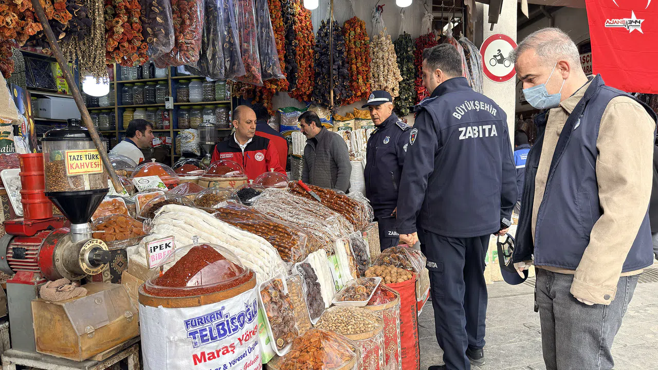 Kapalı Çarşı’da raf ömrü dolmuş ürünlere denetim: İşletmelere uyarı
