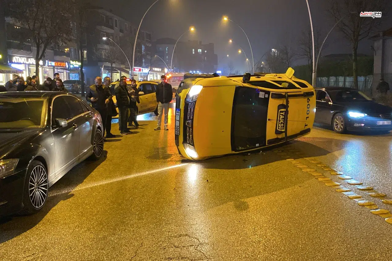 Ticari Taksi Park Halindeki Araca Çarpıp Devrildi