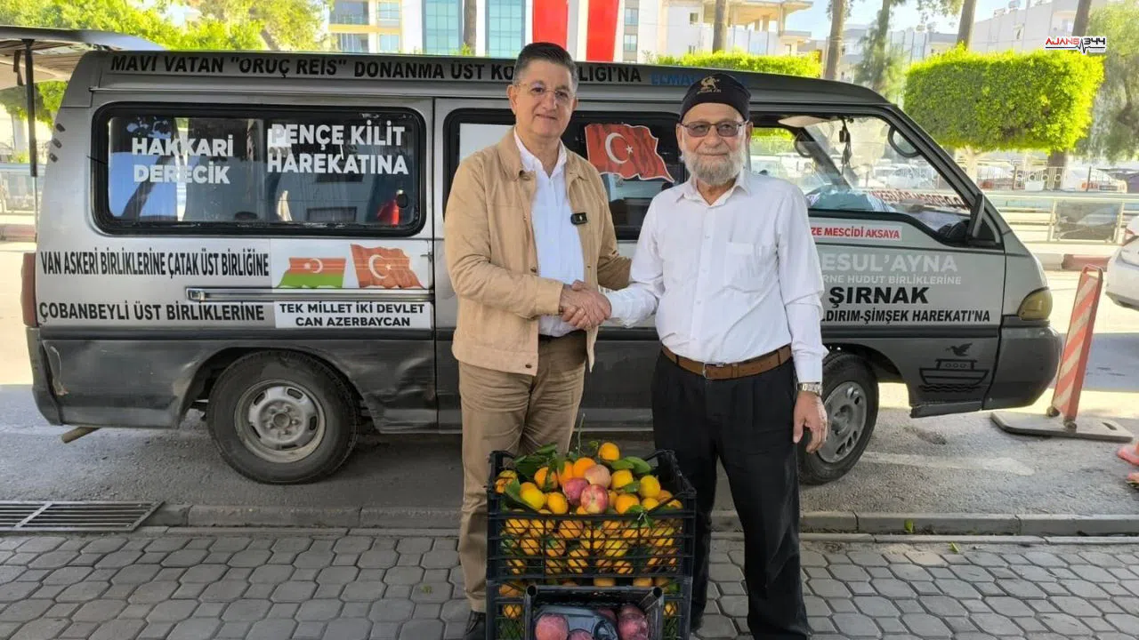 Askerlere meyve götüren Elmacı Dede'nin aracı mandalinayla doldu