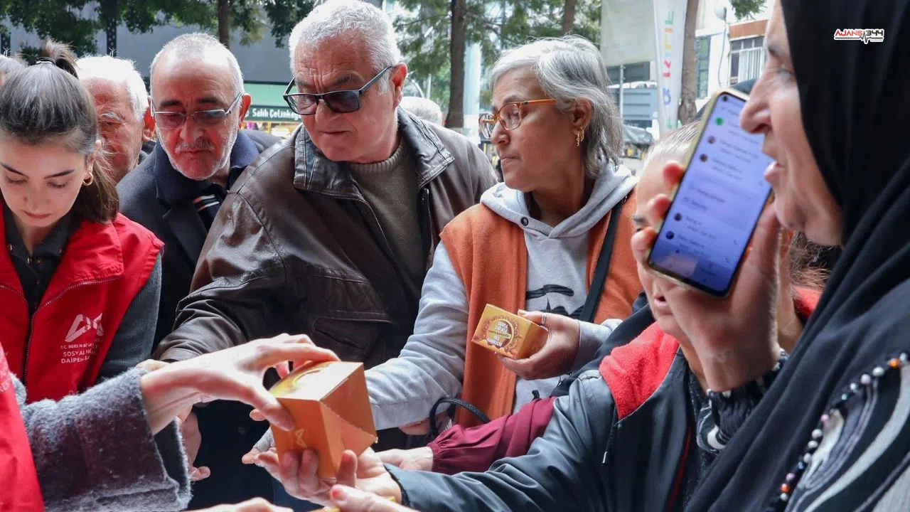 Mersin’de Regaip Kandilinde 15 bin kandil simidi dağıtıldı