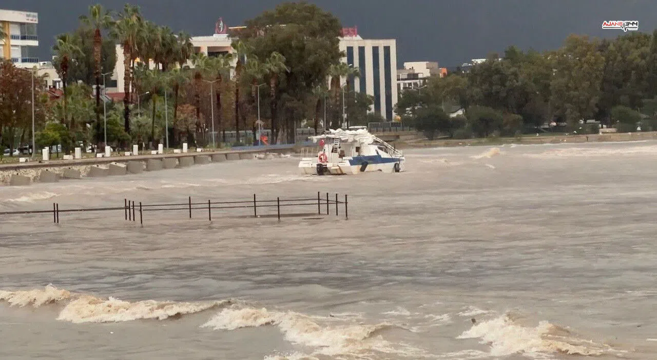 Fırtına Tekneyi Kıyıya Sürükledi!