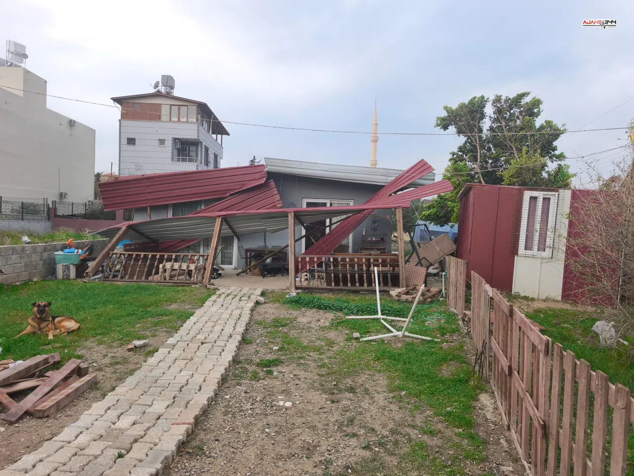 Fırtınada çatısı uçan evde mahsur kalan 3 kişi kurtarıldı