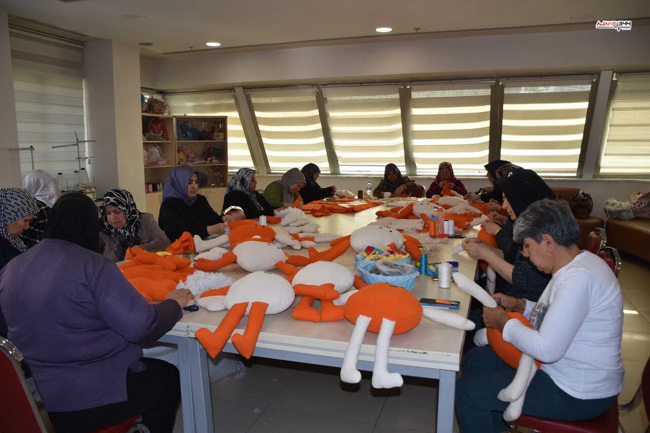 Gaziantep'te Kadınlar, Lösemili Çocuklar İçin Oyuncak Bebek ve Elbise Dikiyor