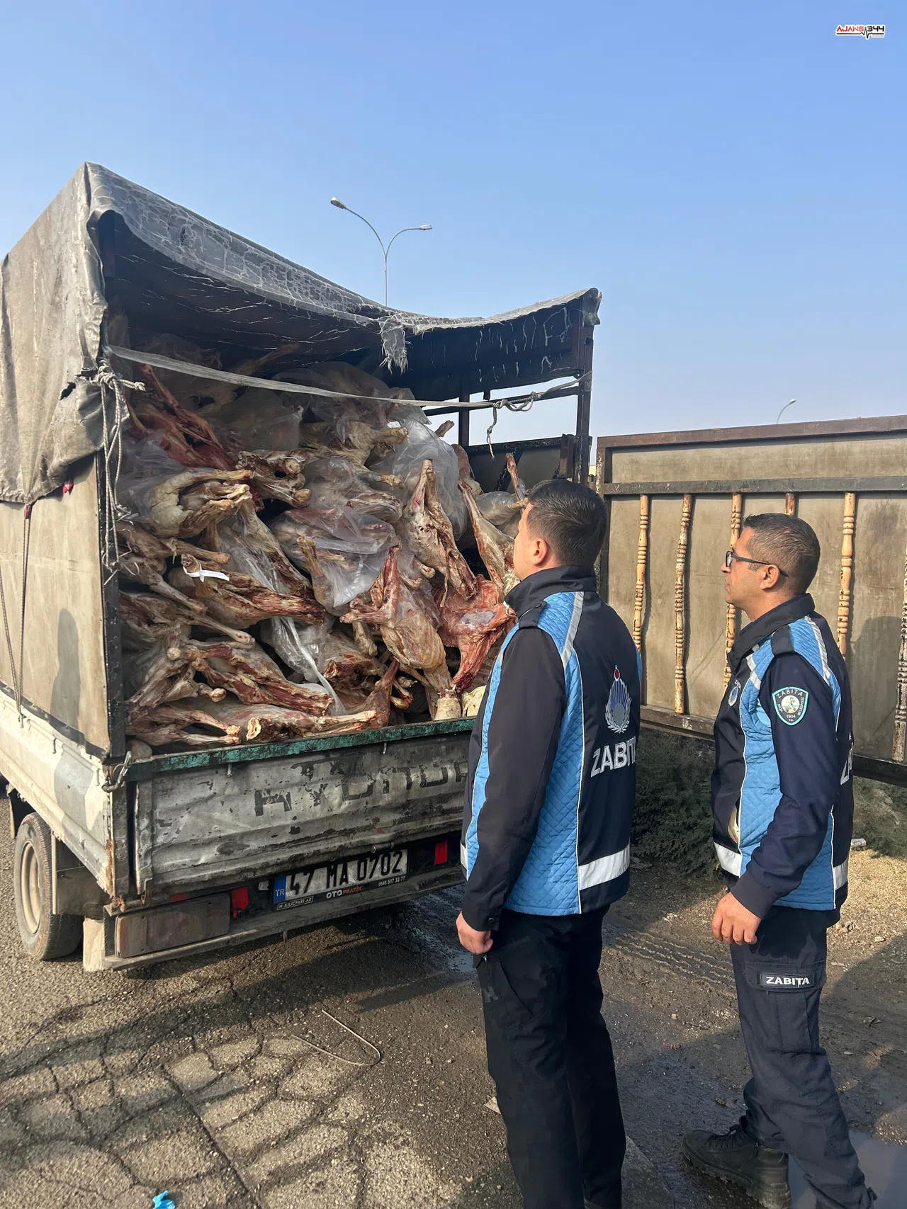 Gaziantep’te kamyonet kasasında bozuk et ele geçirildi