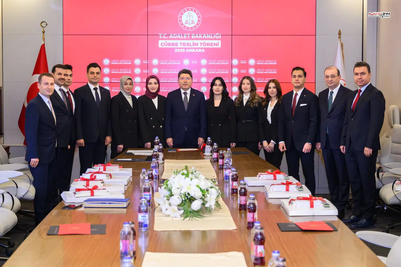 Genç hâkim ve savcılar cübbelerini törenle teslim aldı
