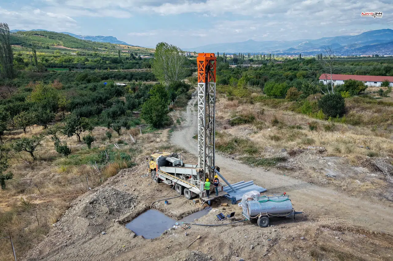 Geyve Doğantepe’de yerin 132 metre altından temiz içme suyu çıkarıldı