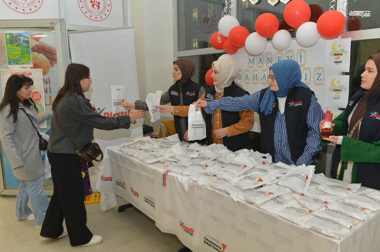 Kahramanmaraş'ta, Regaip Kandili’nde Üniversiteli Gençlere Simit İkramı