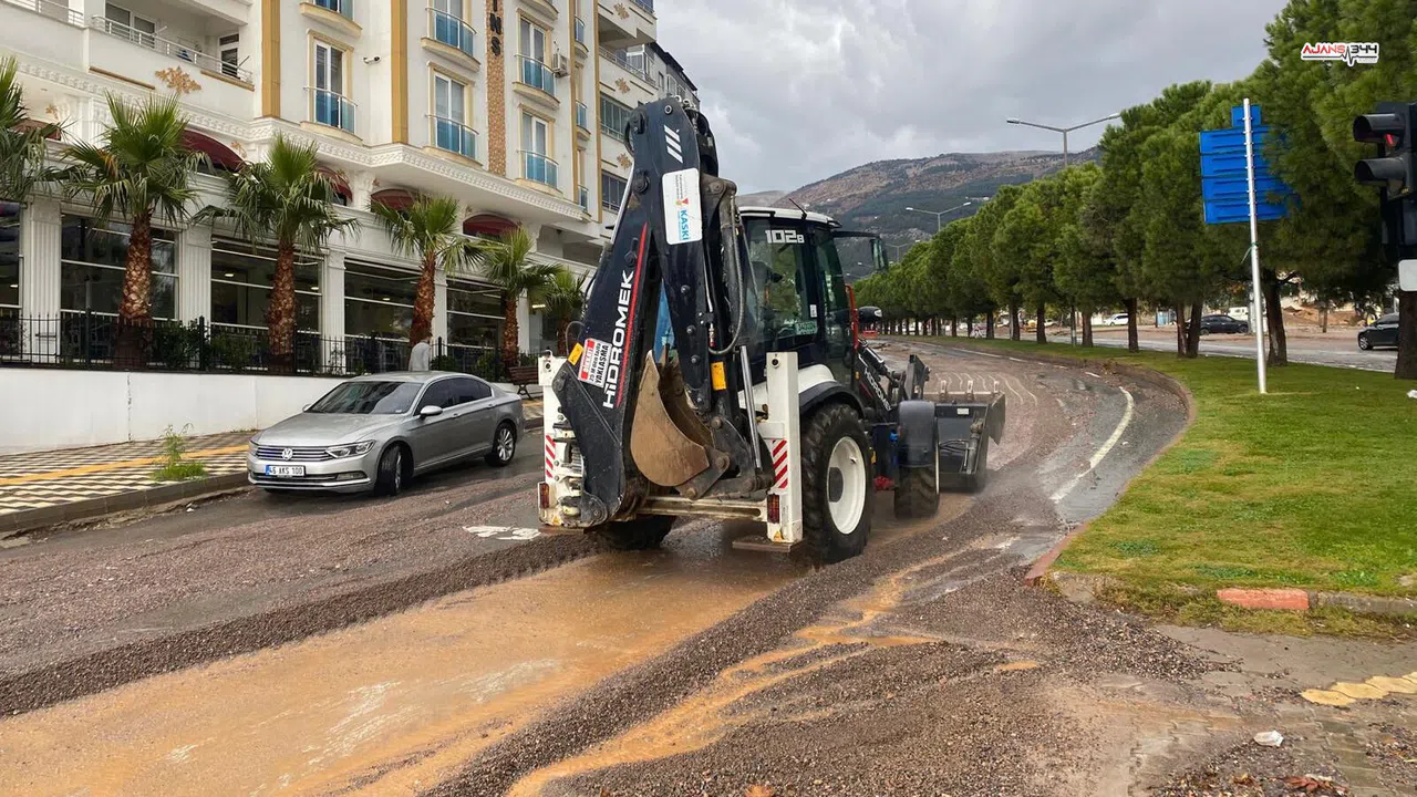 Kahramanmaraş'ta sağanak sonrası temizlik ve müdahale sürüyor