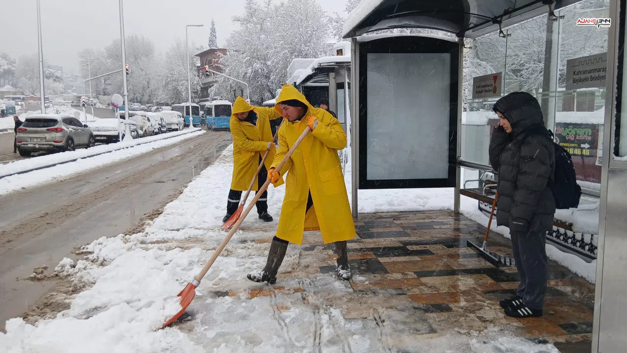 Kahramanmaraş'ta yaya yollarında kar temizleme çalışmalarını sürdürüyor