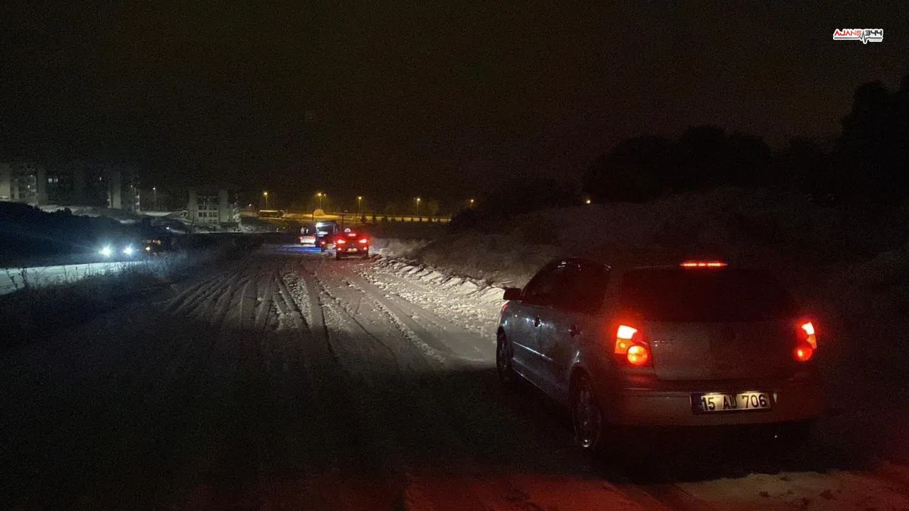 Kar yağışının etkili olduğu Burdur'da araçlar yolda kaldı