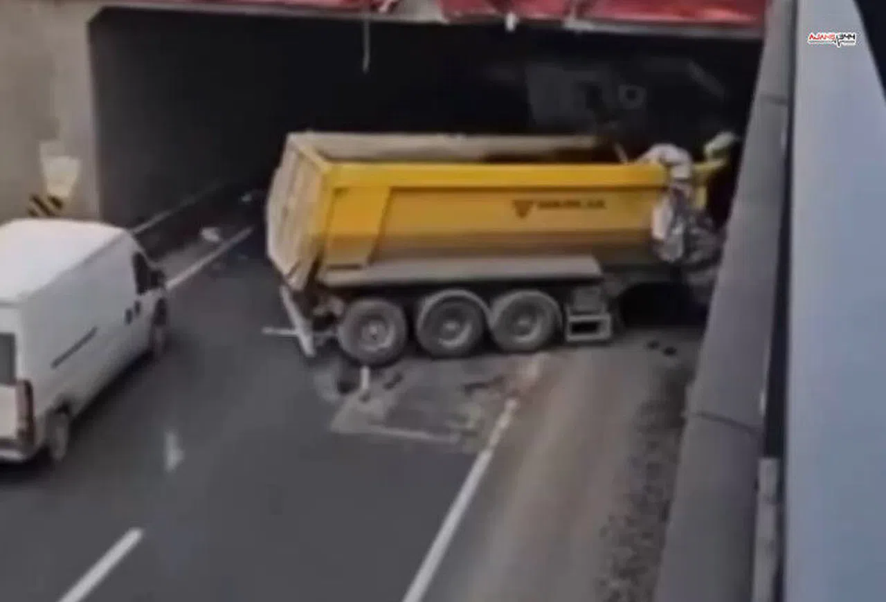 Kontrolden çıkan hafriyat kamyonu alt geçide çarptı