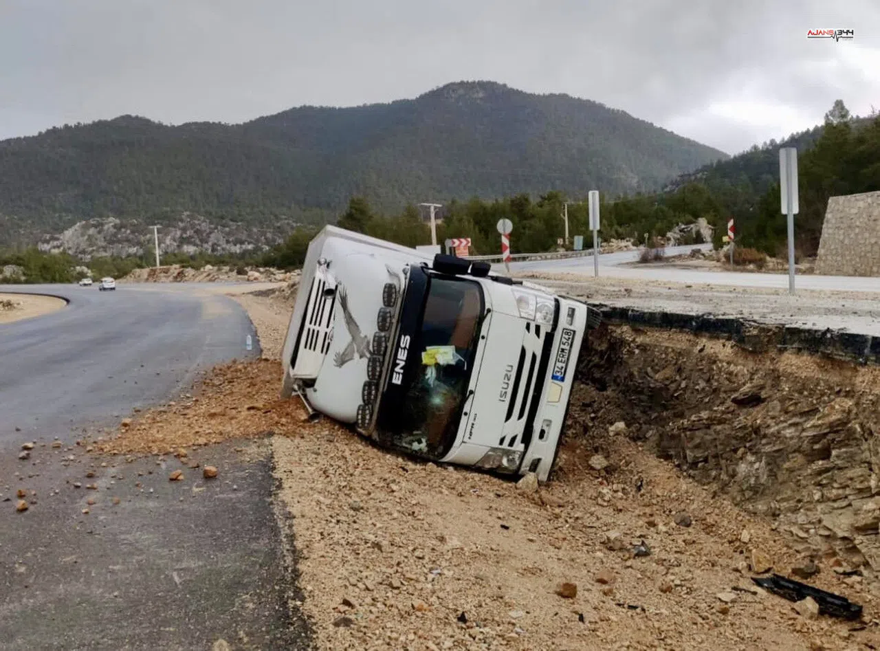 Kontrolden Çıkan Kamyon Devrildi