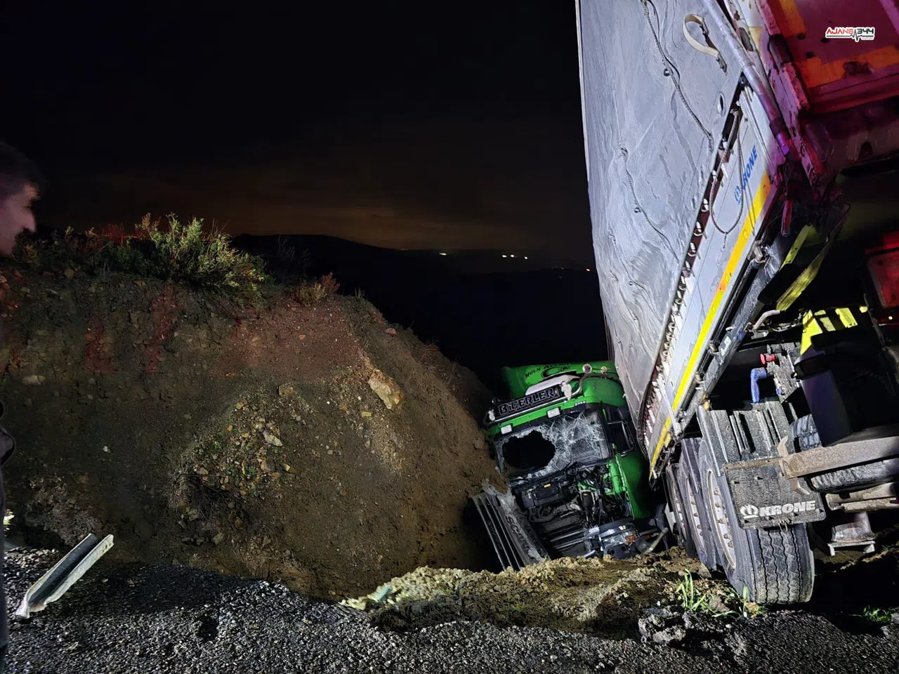 Manavgat’ta Tır Şarampole Devrildi: 1 Ağır Yaralı