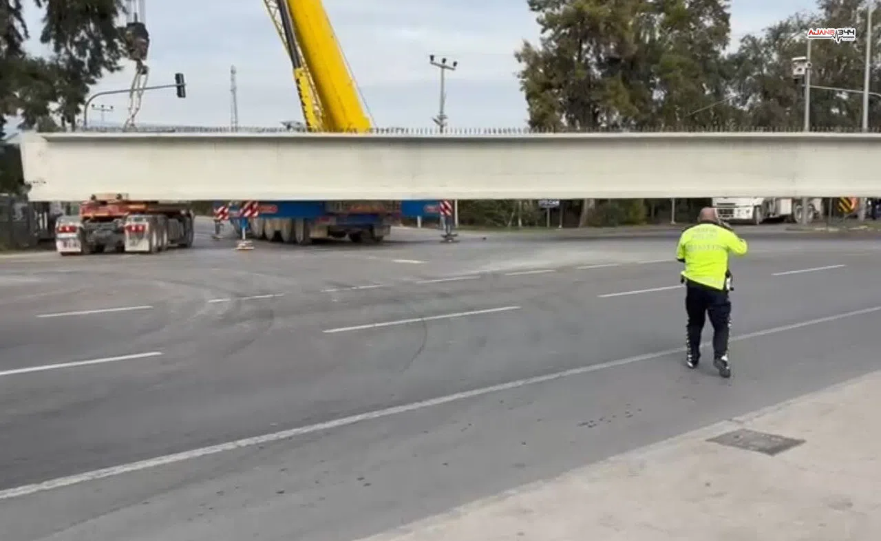 Mersin'de beton blok yüklü tırın tekeri koptu, yol saatlerce kapalı kaldı