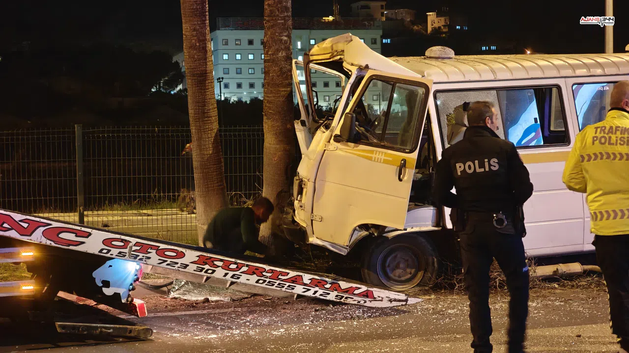 Minibüs refüje çıktı: Alkollü sürücü yaralandı